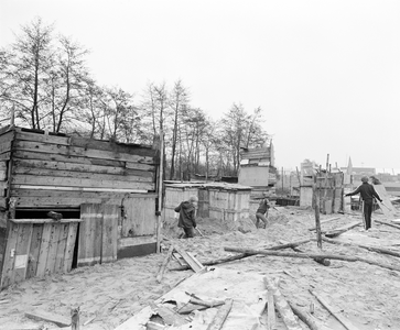 883306 Afbeelding van het huttendorp op de bouwspeeltuin Lunetten aan de Oude Liesbosweg te Utrecht.